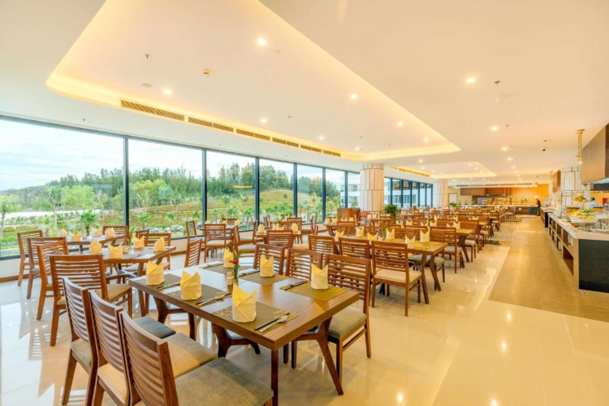 Không gian nhà hàng tại Selectum Noa Resort Cam Ranh